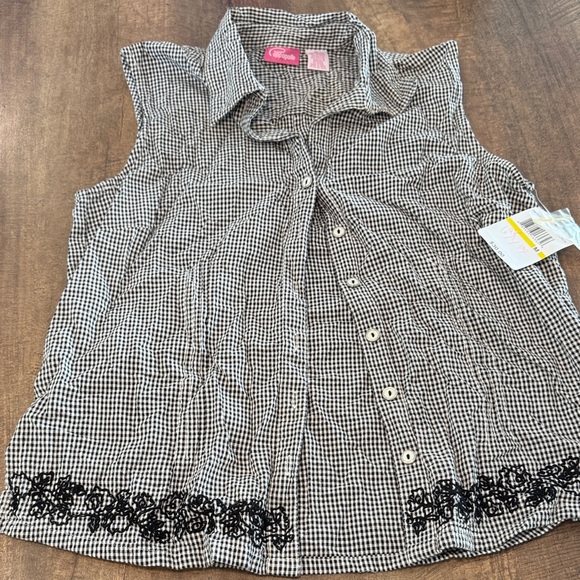 Chic Black and White Checkered Sleeveless Shirt - Picture 1 of 4